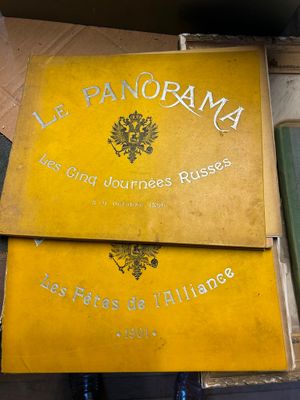 un panneau jaune sur lequel est inscrit « Le Panorama »