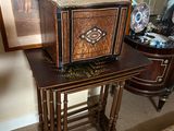 une petite table sur laquelle se trouve une boîte, à côté d'une chaise