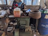 une image représentant un atelier où l'on voit de nombreux outils