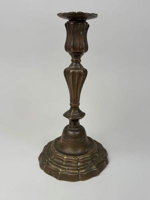 bougeoir en laiton antique sur fond blanc