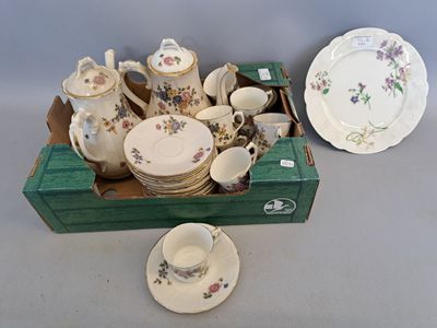 Service à thé et café en porcelaine à décor polychrome de br…