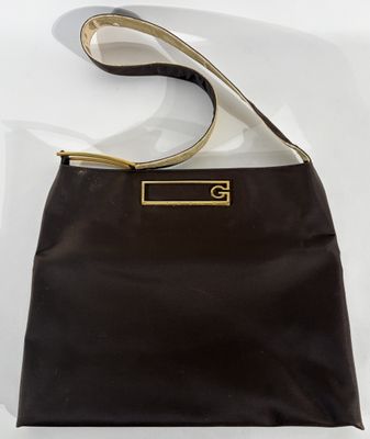 GIVENCHY Sac en nylon marron, garniture en métal doré.