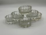 six verres empilés les uns sur les autres sur une table