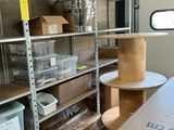 une pièce avec beaucoup de boîtes et de cartons sur les étagères