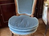 un fauteuil bleu avec un coussin bleu dans un salon