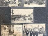 plusieurs vieilles photos en noir et blanc représentant des hommes et des femmes dans la rue