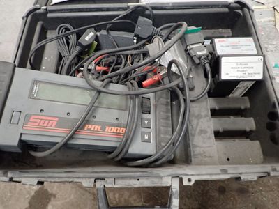 une boîte qui contient plein de fils et encore des fils