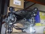 une moto posée sur une caisse