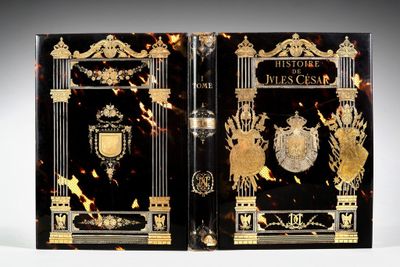 deux livres posés côte à côte sur une table