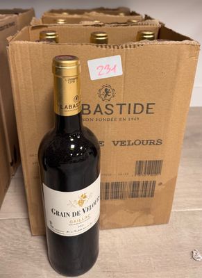 une bouteille de vin à côté d'un carton de vin