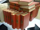 plusieurs livres empilés sur une étagère