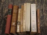 plusieurs vieux livres sont empilés sur une table