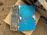 un cahier bleu et une calculatrice par terre