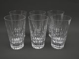 trois verres transparents posés les uns à côté des autres sur une table