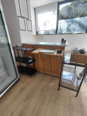 un parquet dans une pièce équipée d'une fenêtre, d'un bureau et d'une chaise