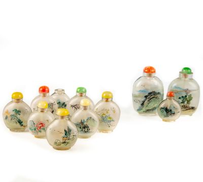 trois petites bouteilles en verre aux motifs variés, disposées les unes à côté des autres