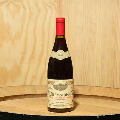 une bouteille de vin posée sur un tonneau