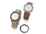deux montres posées l'une à côté de l'autre