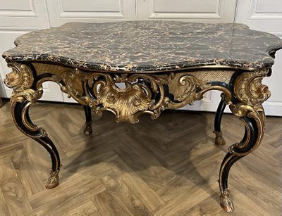 table basse à plateau en marbre rehaussée de touches de feuille d'or