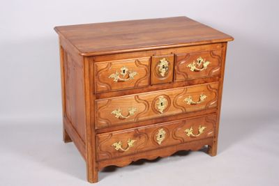 une petite commode en bois sur fond blanc