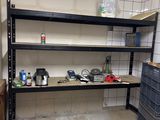 une pièce où se trouve une étagère contenant de nombreux objets