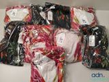 beaucoup de t-shirts emballés dans des sacs en plastique