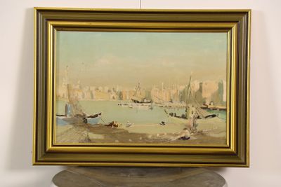 une peinture à l'huile représentant des bateaux dans un port, avec une ville en arrière-plan