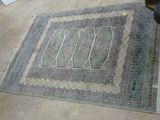 un tapis sur le sol d'un salon