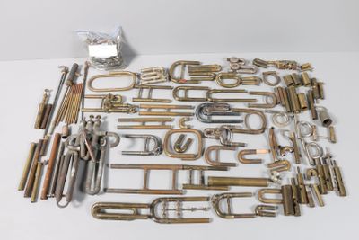 de nombreux instruments à vent posés sur la table