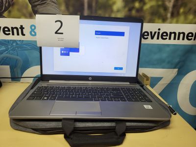 un ordinateur portable posé sur une table devant un panneau