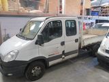 une camionnette blanche garée à côté d'un camion blanc