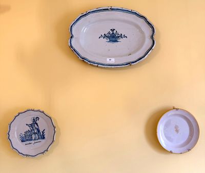trois assiettes accrochées au mur les unes à côté des autres