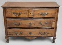 Commode en noyer de forme légèrement mouvementée (photo 2)
