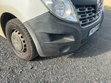 une camionnette noire et blanche garée sur le bord de la route