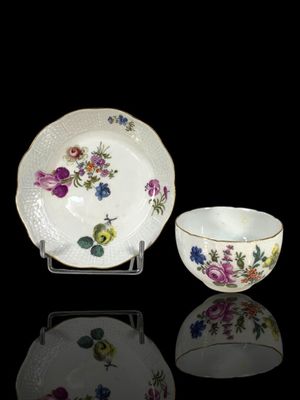 MEISSEN, Fin XVIIIe s. : Bol et soucoupe en porcelaine à déc…