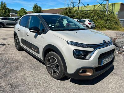 Une Citrole blanche est garée sur un parking