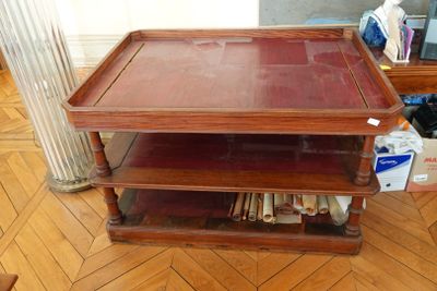 une table en bois avec un plateau en verre, posée sur un parquet en bois massif