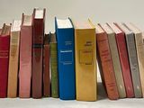 beaucoup de livres alignés sur la table