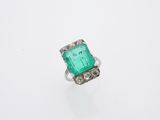 une bague en émeraude et diamant