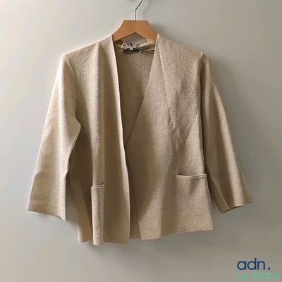 la veste est suspendue à un cintre sur le mur