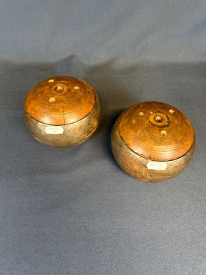 paire de boîtes anciennes en laiton avec couvercles, sur fond bleu