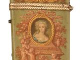 un briquet vert sur lequel figure l'image d'une femme