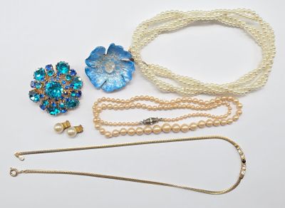 beaucoup de bijoux posés sur la table