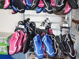 de nombreuses paires de chaussures de tennis sur un présentoir dans un magasin