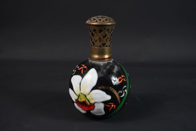 un vase noir et blanc orné de fleurs blanches