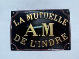 une enseigne noire et dorée sur laquelle on peut lire « La Mutuelle de Lindre »