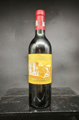 une bouteille de vin posée sur une table