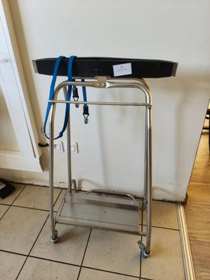un chariot en métal sur lequel est posée une planche de surf