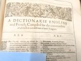 un vieux livre écrit posé sur une table