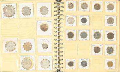 un livre ouvert sur lequel sont posées de nombreuses pièces de monnaie